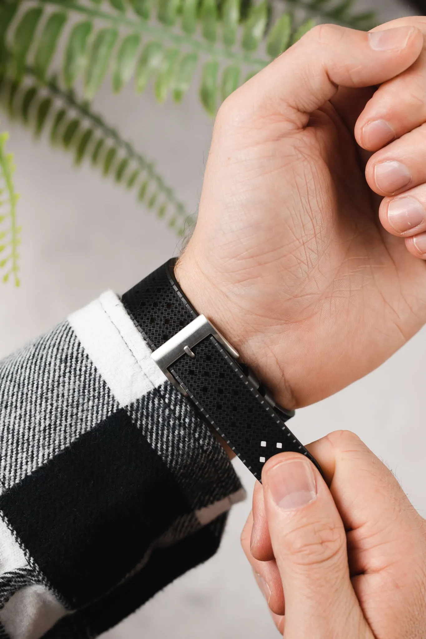 ISOSWISS WAFFLE Textured Rubber Diving Watch Strap in BLACK