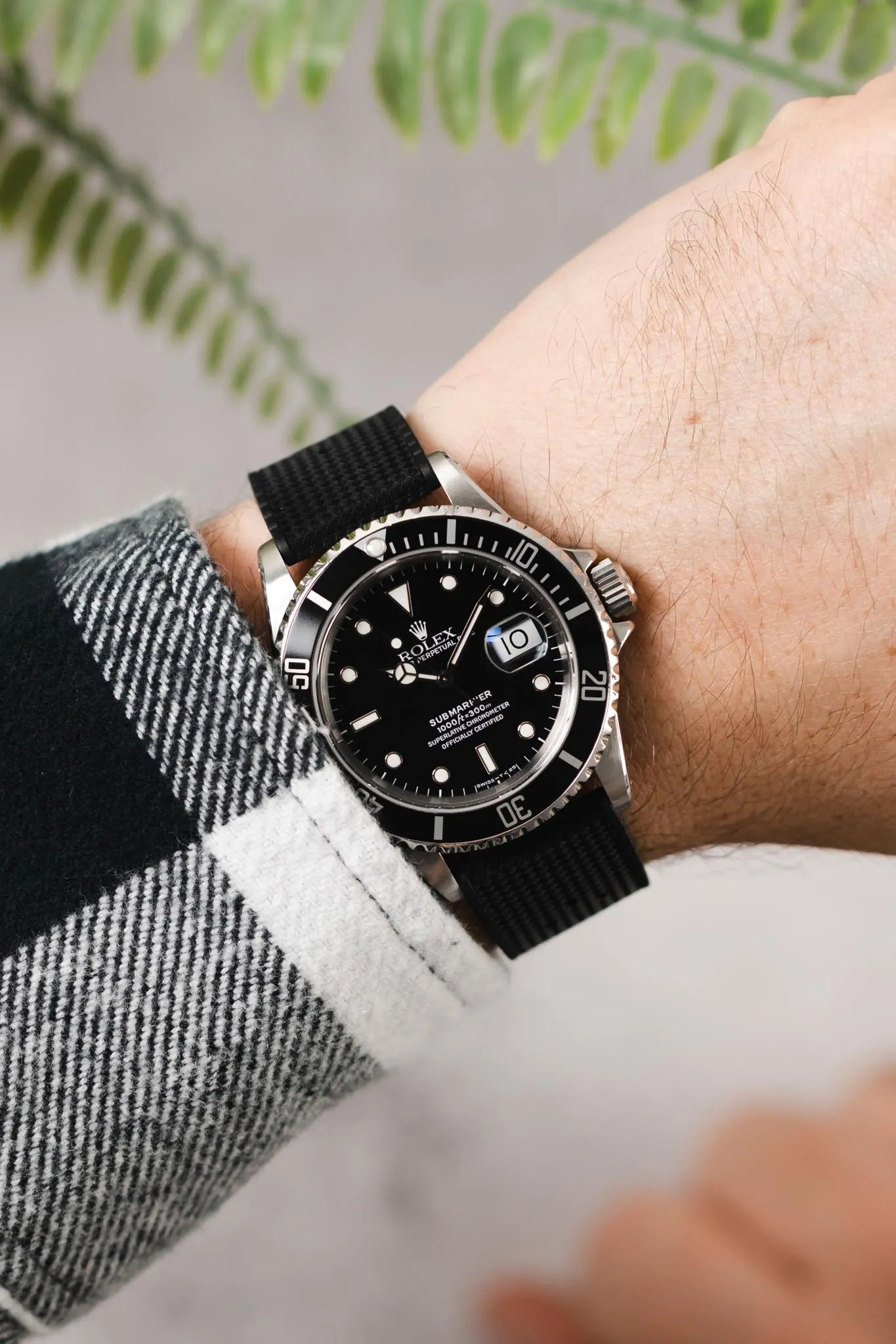 ISOSWISS WAFFLE Textured Rubber Diving Watch Strap in BLACK