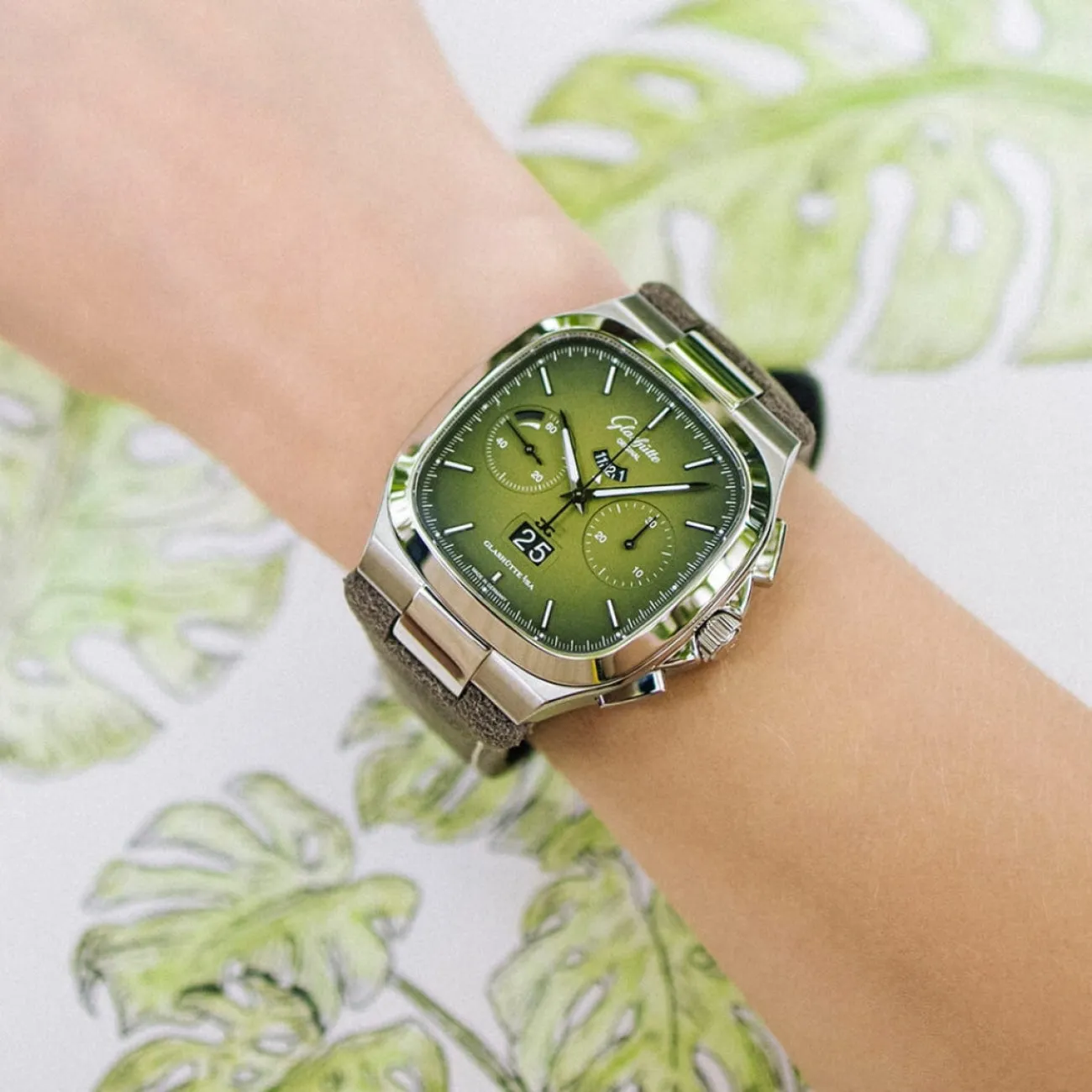 VINTAGE SEVENTIES CHRONOGRAPH PANORAMA DATE