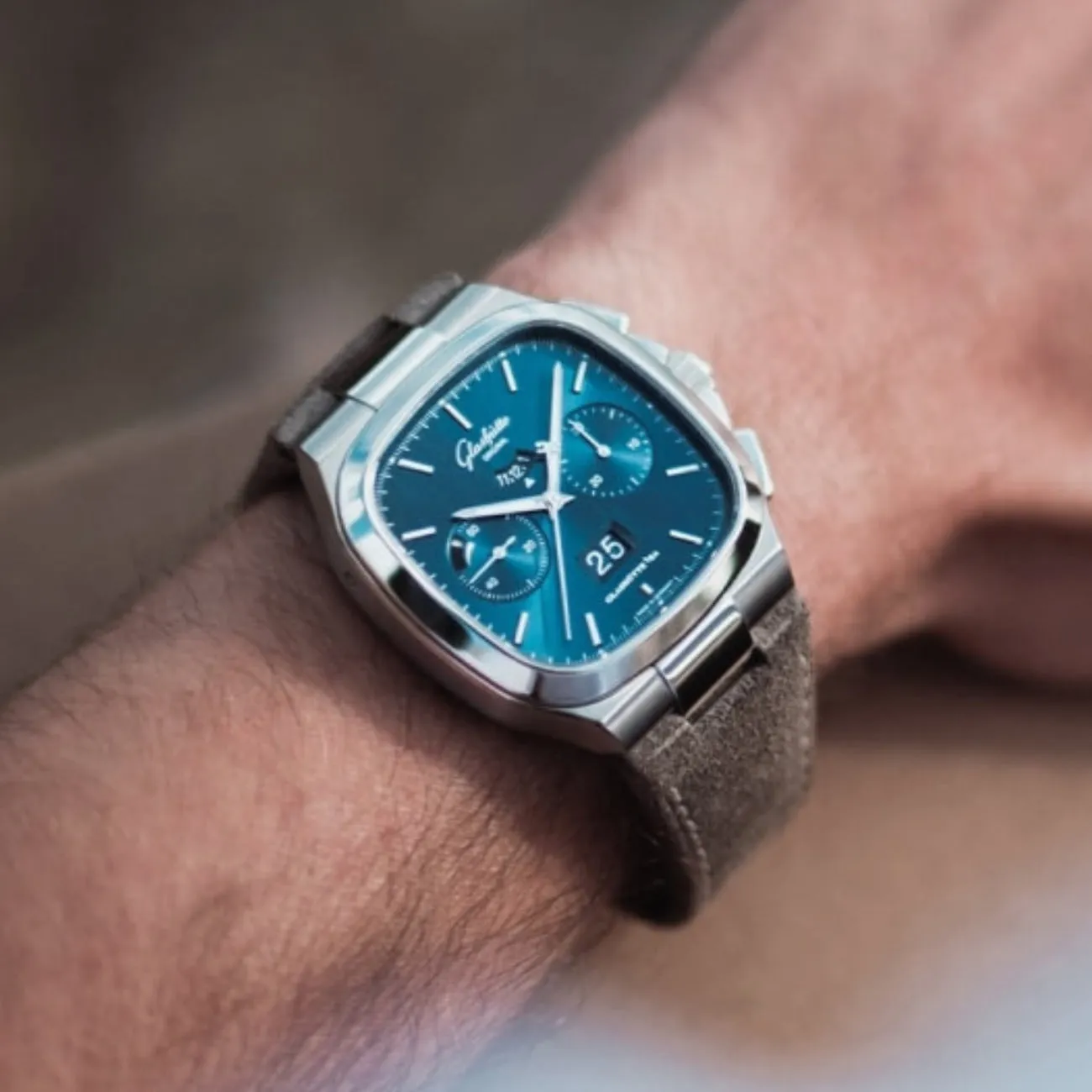VINTAGE SEVENTIES CHRONOGRAPH PANORAMA DATE